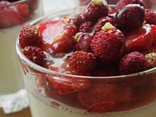 Fot. msewka, Panna cotta z truskawkami i poziomkami.