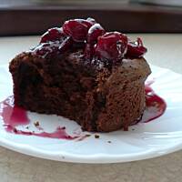 Ciastko czekoladowe z syropem wiśniowym