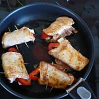 Roladki z piersi z kurczaka z delikatnym sosem warzywnym