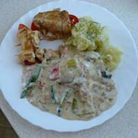 Roladki z piersi z kurczaka z delikatnym sosem warzywnym