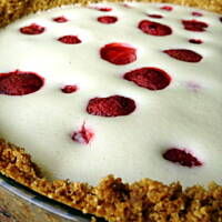 Tarta/ciasto, z nadzieniem serowym i z truskawkami