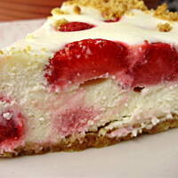 Tarta/ciasto, z nadzieniem serowym i z truskawkami