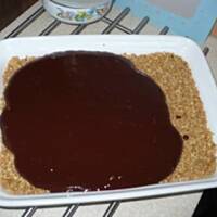 Czekoladowe ciasto na orzechowym spodzie.