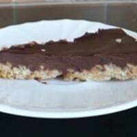 Czekoladowe ciasto na orzechowym spodzie.