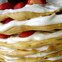 Warstwowe ciasto z kremem waniliowym i truskawkami