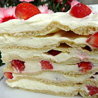 Warstwowe ciasto z kremem waniliowym i truskawkami