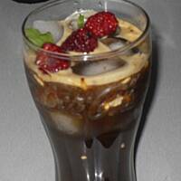 Kawa z malinami i śmietanką