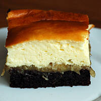 Sernik z bananami i karmelem na spodzie czekoladowym