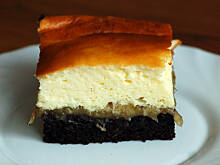 Fot. MAGDAITYLE, Sernik z bananami i karmelem na spodzie czekoladowym