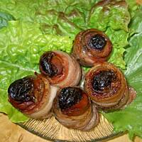 Wątróbka kurza ze śliwką kalifornijską w bekonie