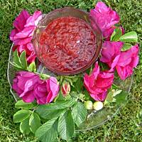 Dzem z agrestu z platkami dzikiej rozy