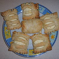 Ciasteczka z ciasta francuskiego z twarogiem