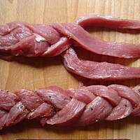 Polędwiczki zaplatane z sosem serwowane