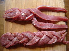 Fot. eNka, Polędwiczki zaplatane z sosem serwowane