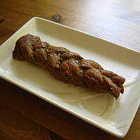 Polędwiczki zaplatane z sosem serwowane