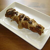 Polędwiczki zaplatane z sosem serwowane