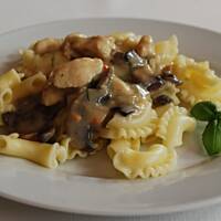 Sos pieczarkowy z mięsem drobiowym