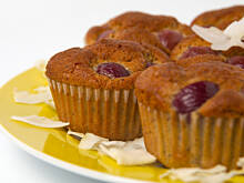 Fot. Wkn, Babeczki orzechowe z czereśniami