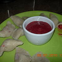 Pierogi z truskawkami z sosem bananowo-truskawkowym