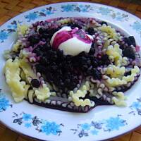 Makaron z jagodami duszonymi z miodem