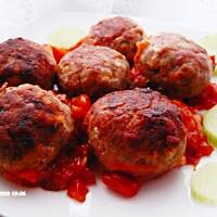 Pulpety mięsno-ziemniaczane na pomidorowej kołderce