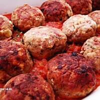 Pulpety mięsno-ziemniaczane na pomidorowej kołderce