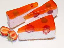 Fot. megii013, sernik truskawkowy