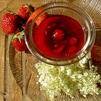 Konfitura z truskawek z kwiatami czarnego bzu