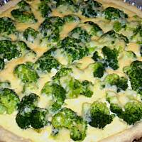 Tarta z brokułami w sosie serowo-czosnkowym