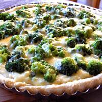 Tarta z brokułami w sosie serowo-czosnkowym