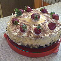 Tort z truskawkami i ajerkoniakiem