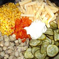 Sałatka z sera żółtego z pieczarkami