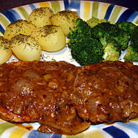 Schab duszony z cebulą i pesto