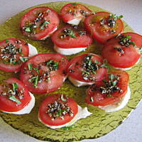 Pomidory z mozzarellą i bazylią