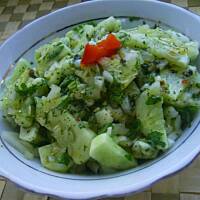 Niskokaloryczna sałatka ogórkowa