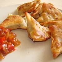 Indyjskie pierożki samosa z chutney'em