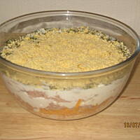 Warstwowa salatka z tunczykiem