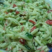 Sałatka makaronowa z surimi i ogórkiem