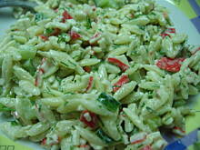 Fot. Kluko, Sałatka makaronowa z surimi i ogórkiem