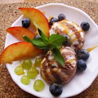 Deser lodowy czekoladowo-owocowy.