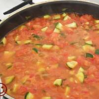 Sos pomidorowo-cukiniowy z lubczykiem.