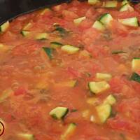 Sos pomidorowo-cukiniowy z lubczykiem.