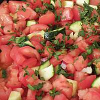 Sos pomidorowo-cukiniowy z lubczykiem.