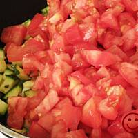 Sos pomidorowo-cukiniowy z lubczykiem.