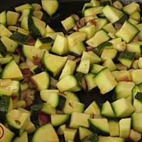 Sos pomidorowo-cukiniowy z lubczykiem.