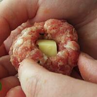 Klopsiki serowe z lubczykiem.