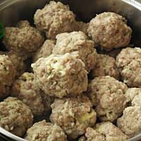 Klopsiki serowe z lubczykiem.