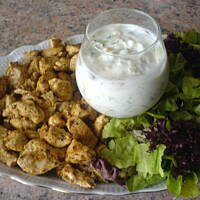 Kurcze z sałatą i sosem jogurtowym