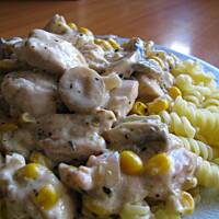 Makaron z sosem śmietanowym z kukurydzą