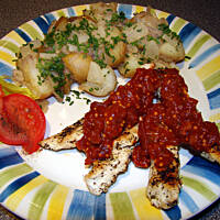 Kurczak w sosie barbecue z sałatką ziemniaczaną na ciepło